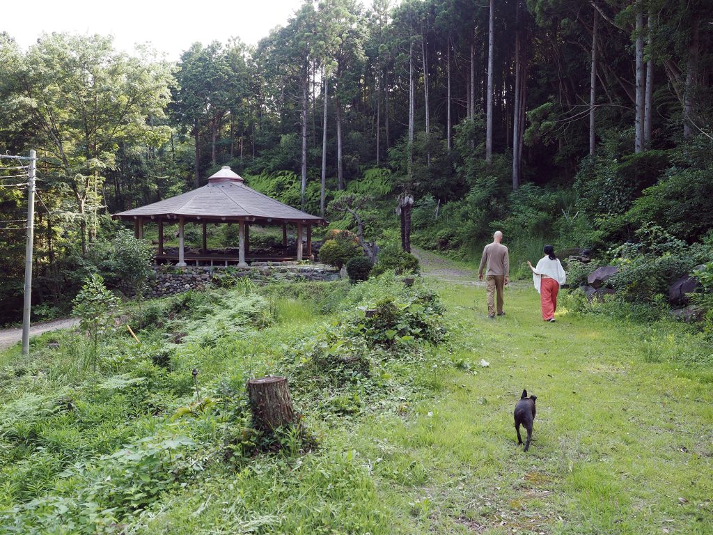 ウズメの敷地内に建つ大きな円形ステージ