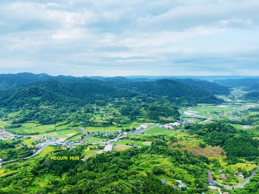 美しい里山エリアにあるHEGURI HUBだが、車で10分走れば海に出る