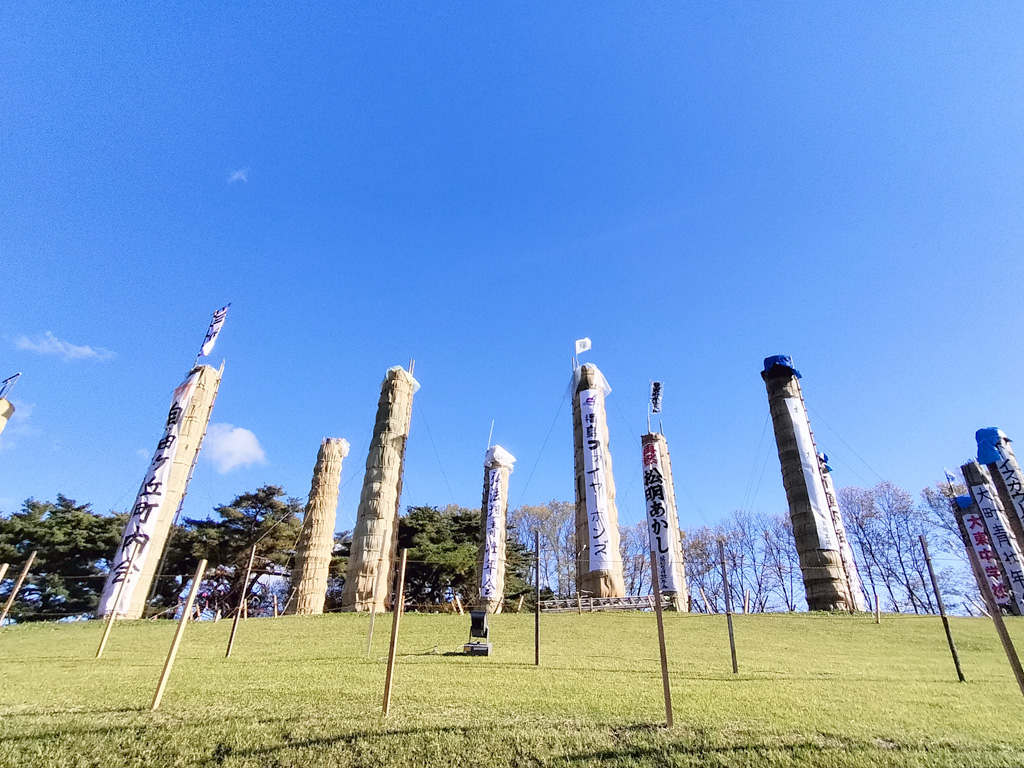 松明あかしの並ぶ翠ヶ丘公園の五老山