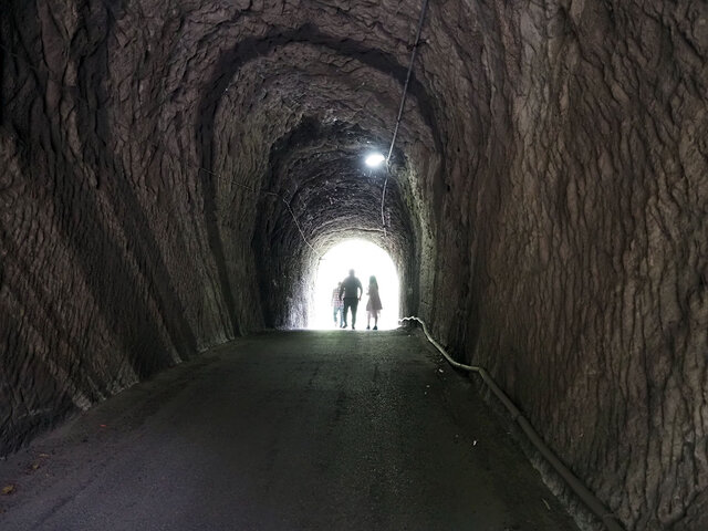 燈籠坂大師の切り通しトンネルへ続く入口のトンネル内