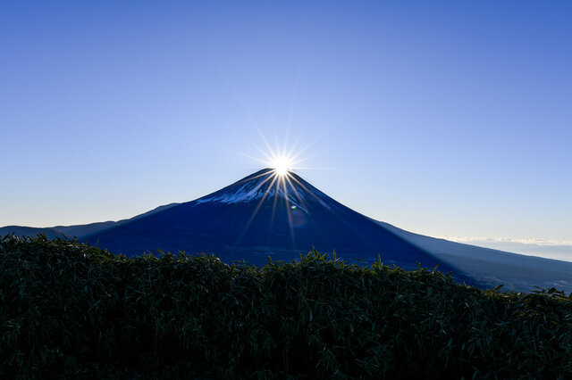 竜ヶ岳から見る富士山に上がるダイヤモンド富士