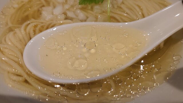 透明感あふれる清湯スープ