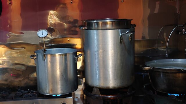 煮干しダシを取る２つの寸胴鍋