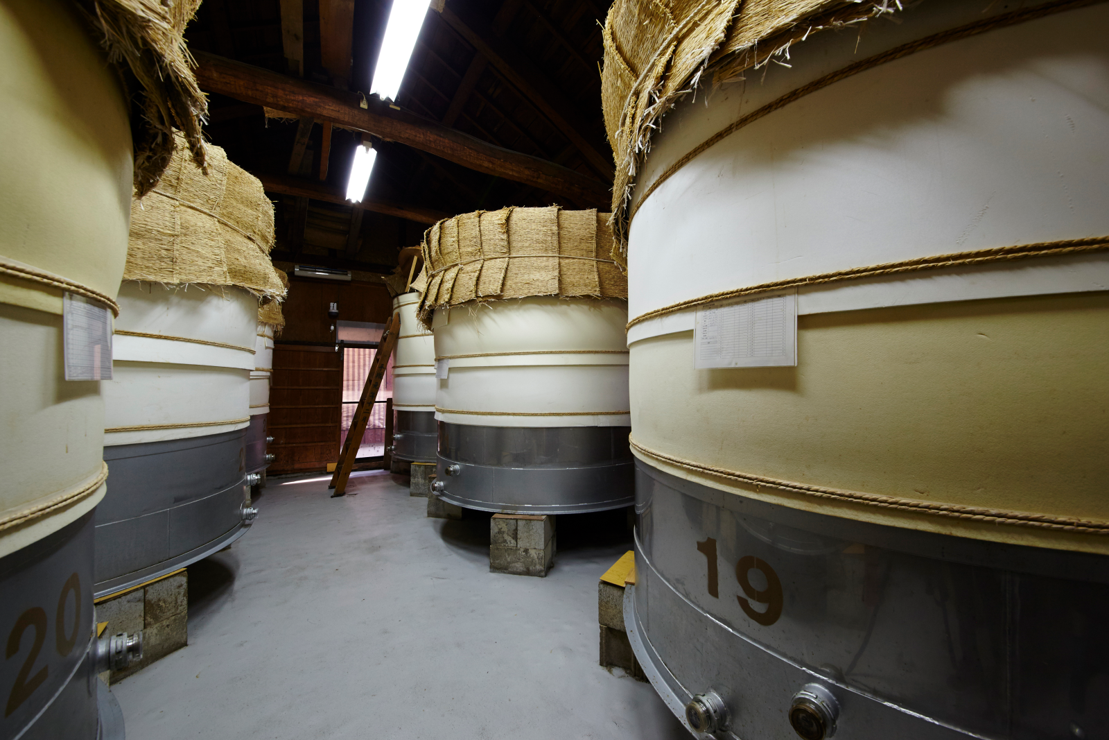 蔵の中には、発酵中のお酢の樽がずらりと並ぶ。