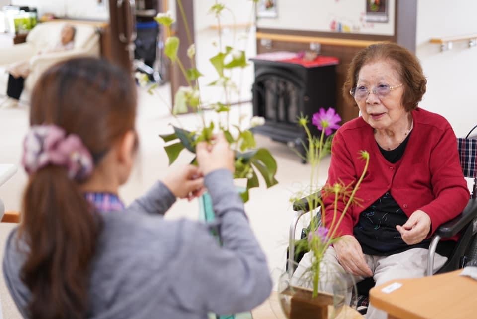 生花をする入居者