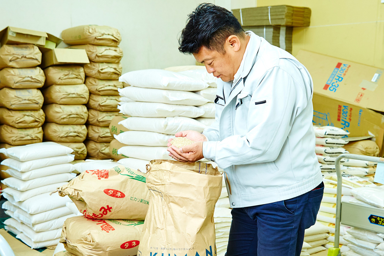 田辺の繁華街『味光路』近くの商店街にある、米屋『たがみ』３代目として今日も働く田上さん。