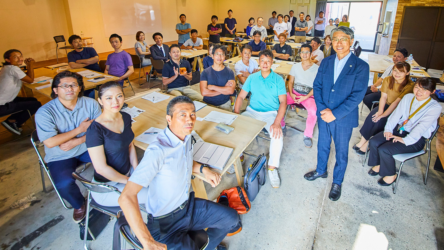 8月18日に開催された「たなべ未来創造塾」で。会場は2期生の石山登啓さんが手がけたコミュニティスペース『シリコンバー（知理混場）』。