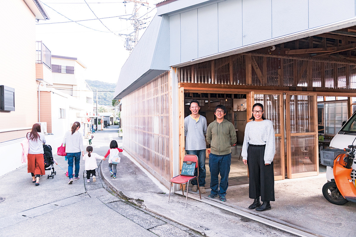 「HAPPY TURN／神津島」の新しい拠点のオープン準備を進める、飯島知代さん、中村圭さん、小林正吾郎さん。学校帰りの小学生が立ち寄り、黒板を書くなど、オープン前から風通しがいい場所だ。