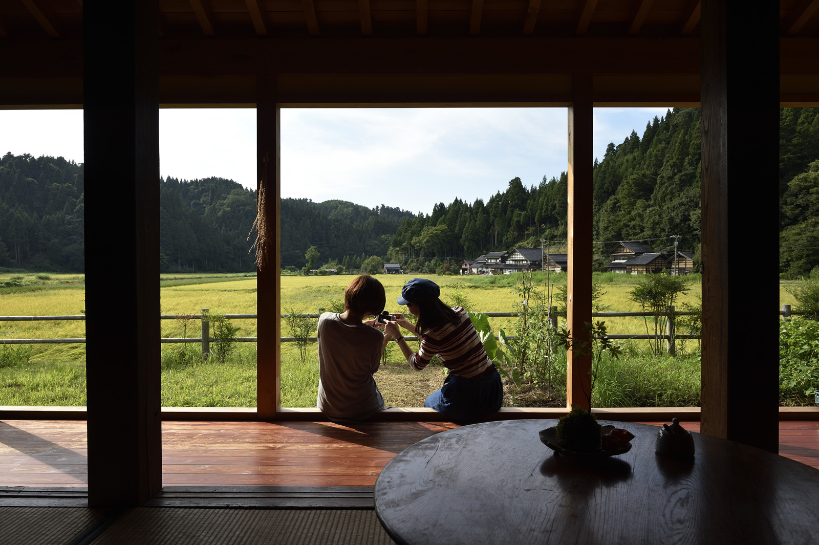 「茅葺庵」の縁側からは、のどかな田園風景を望む