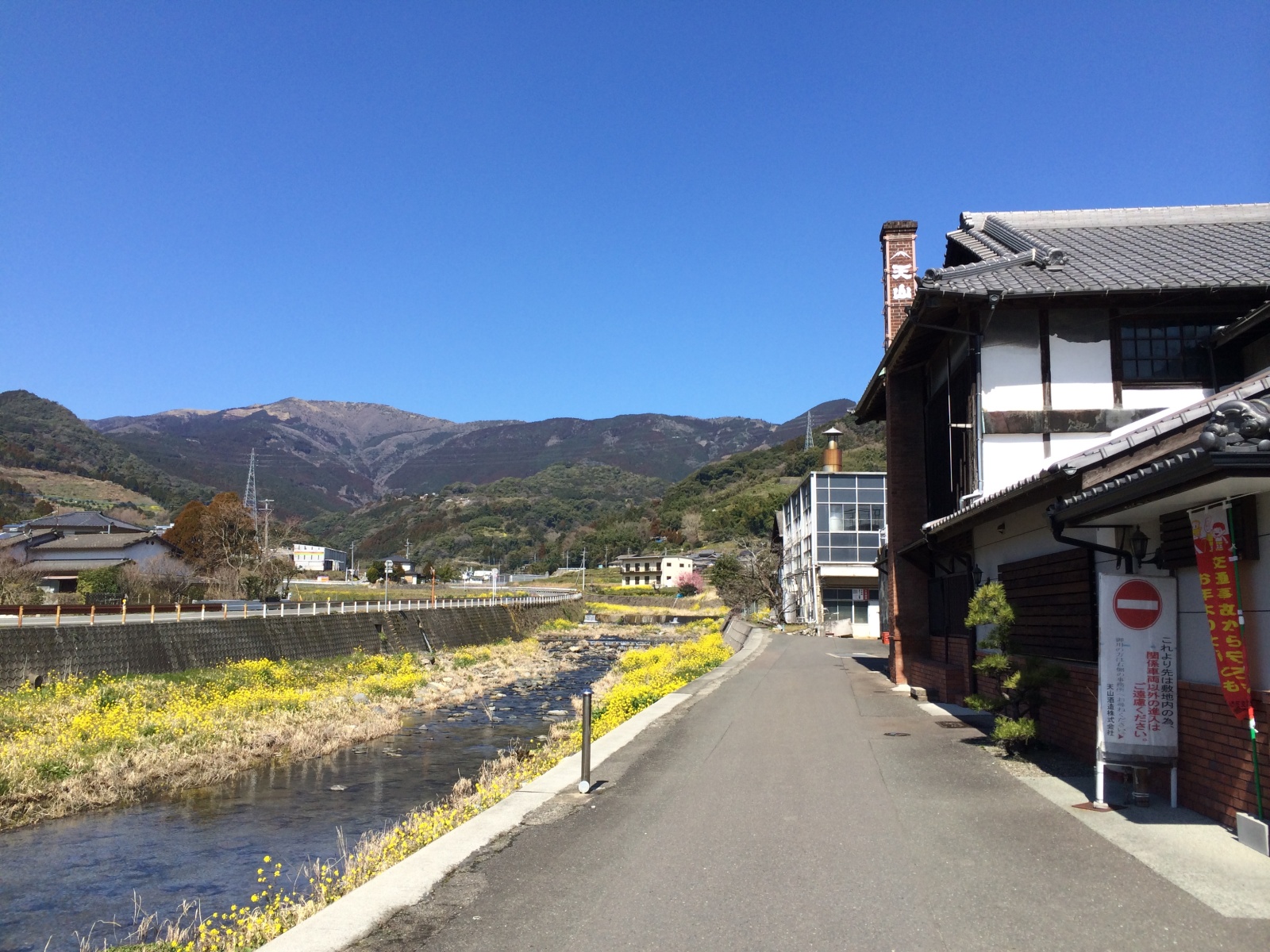 春の彩に囲まれた佐賀県小城市の天山酒造