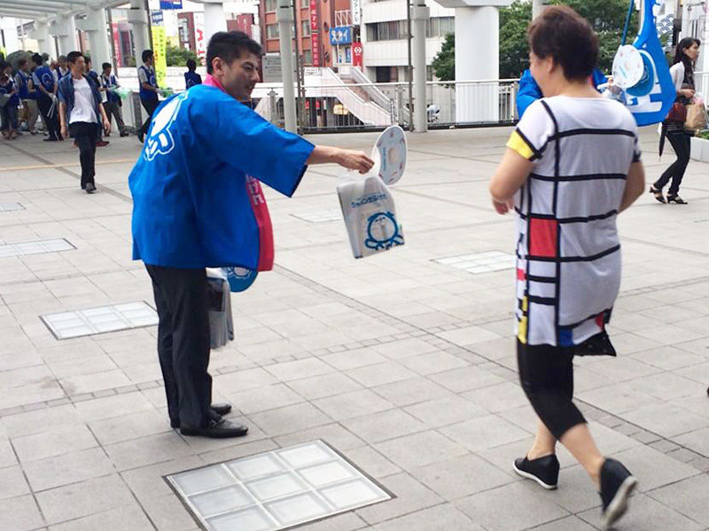 6月5日、小倉駅前で実施した街頭サンプリング