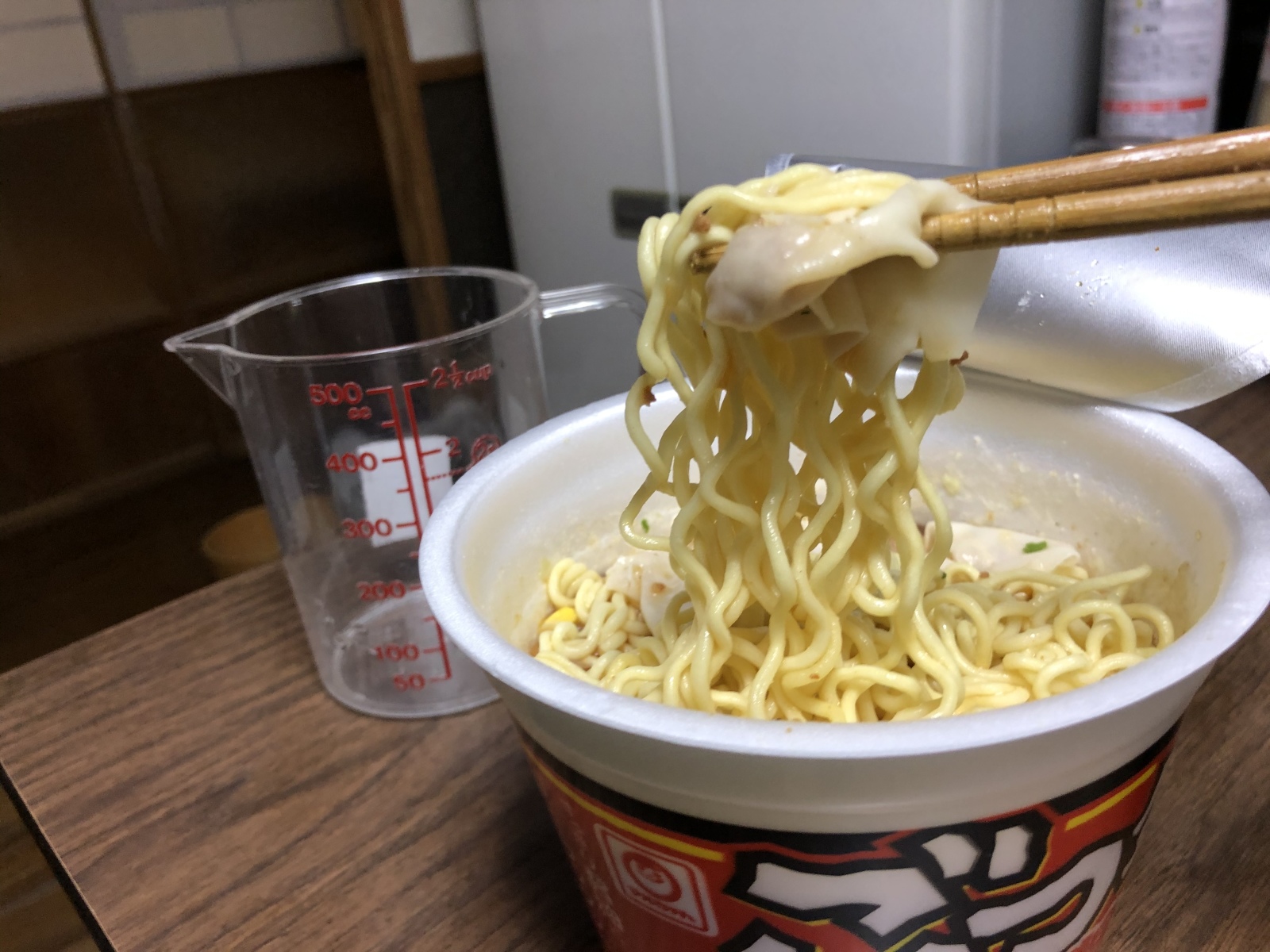 災害時でもガッツリ食べたい！大盛りカップラーメンを水で戻して食べて