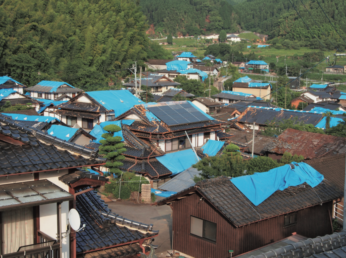 2016年4月に発生した熊本地震では、多くの家の屋根瓦が落ち、ブルーシートで覆われた。上空から見ると、被災地が青一色になったように見えたという。(写真提供:キロクマ)
