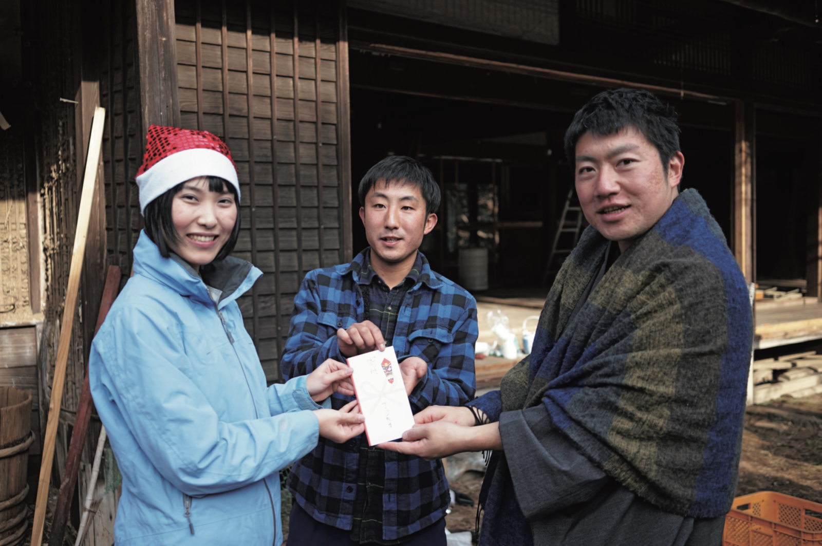 バッグの収益による寄付先の第1号は、熊本県・西原村の被災地に花を植える「ガレキと一輪の花プロジェクト」だった。