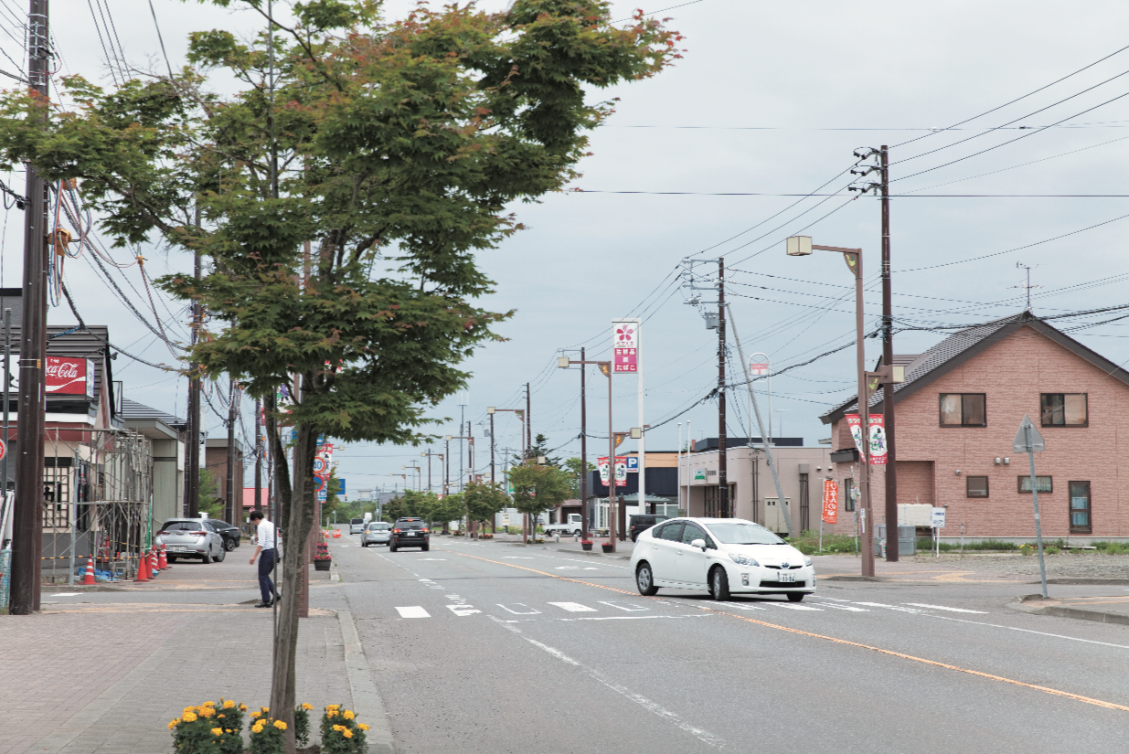 北海道で南側に位置する厚真町。札幌市から南東へ車で約80分のところにある。人口は約4500人。