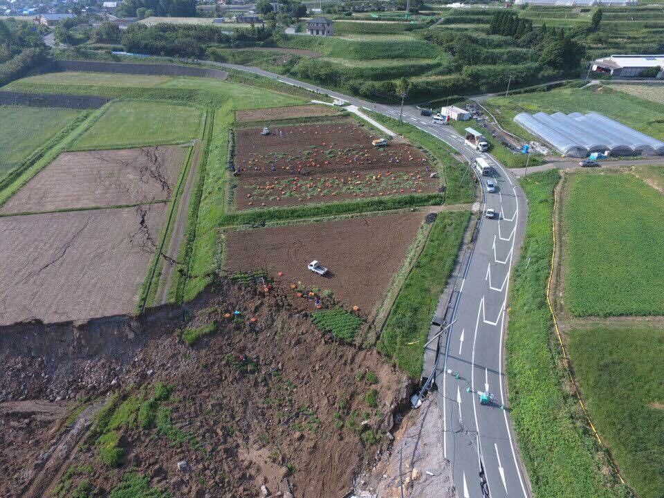 2016年に熊本で発生した地震で地割れや亀裂が起こり、畑が被害を受けた際の写真