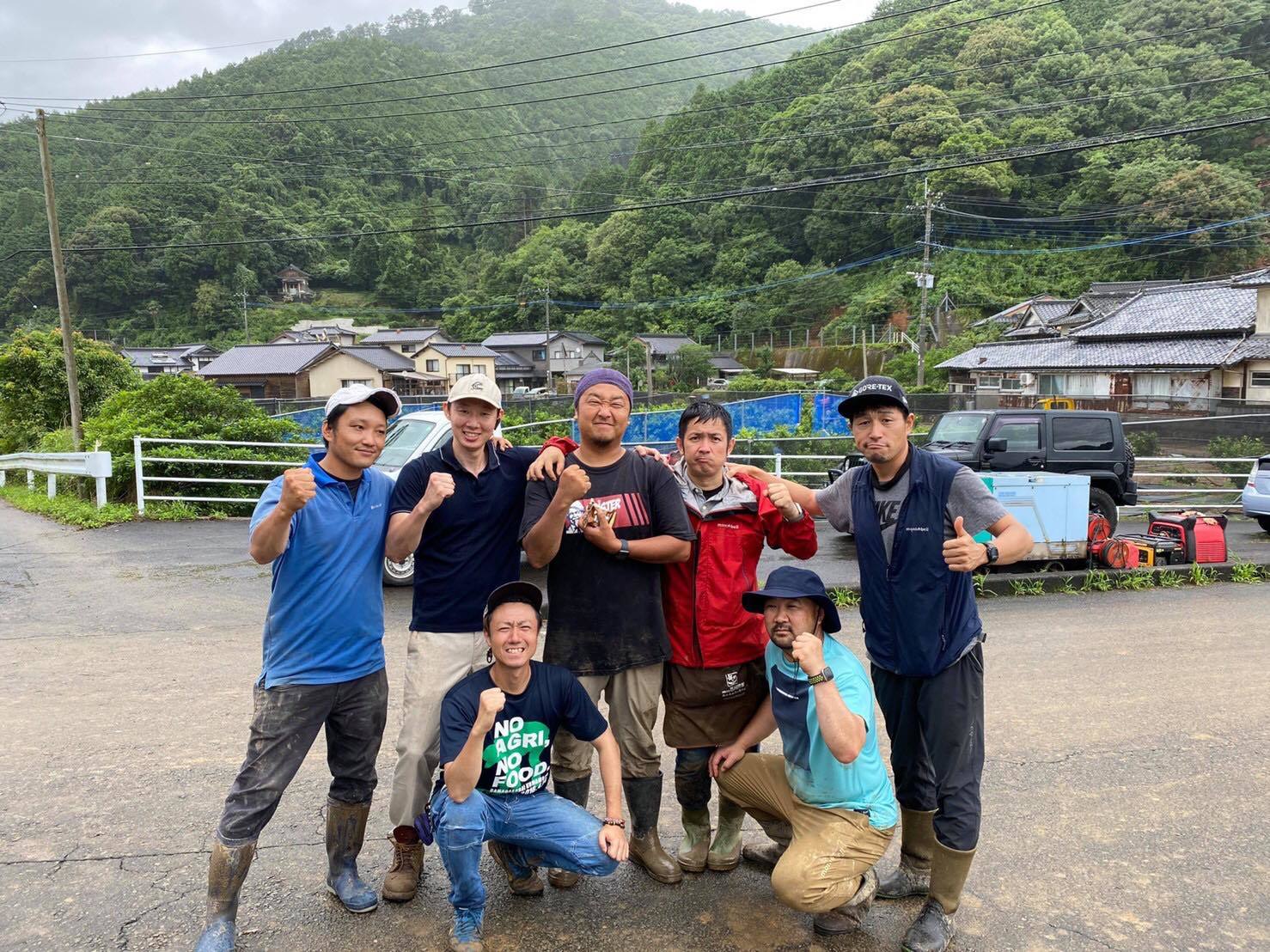 豪雨災害の翌日、県内各地から釜さんの元にメンバーが駆け付けてくれたときの写真