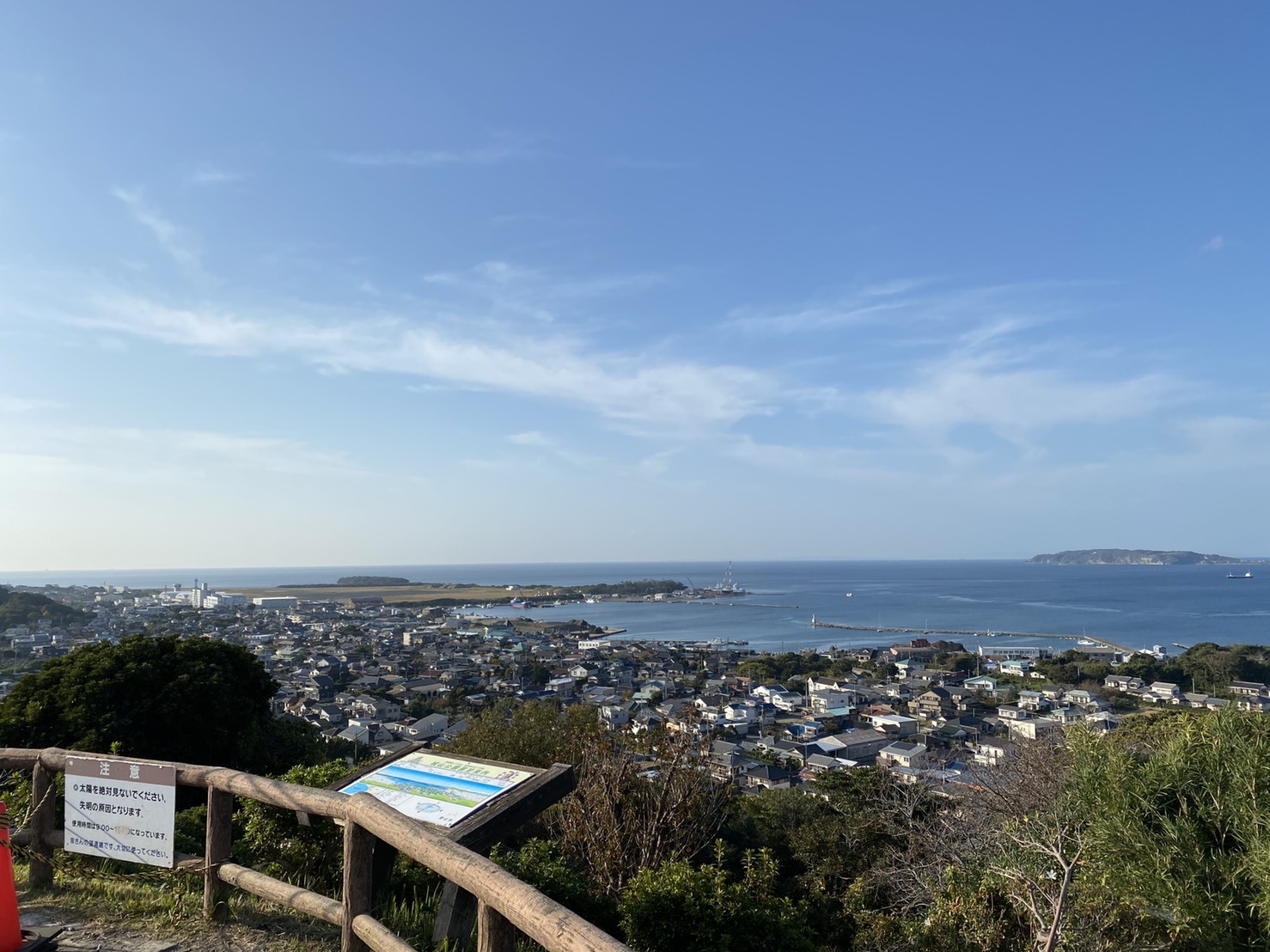 館山城のある城山公園から内房の海を望む