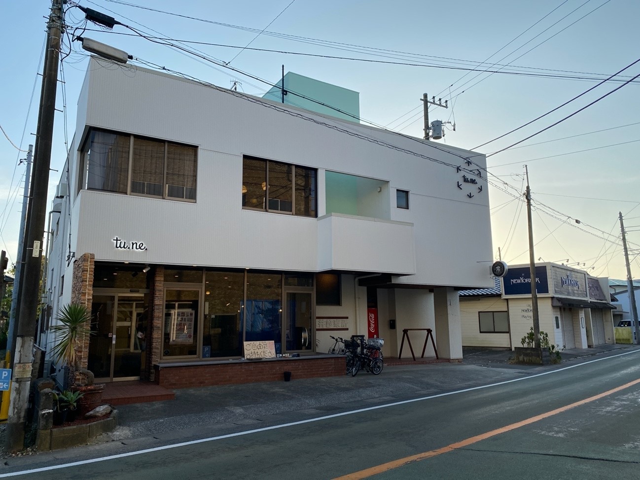 館山駅から徒歩7分の距離に位置するtu.ne.Hostel（ツネホステル）。取材当日も、大阪から1人で館山を訪れた若い男性客が宿泊していた