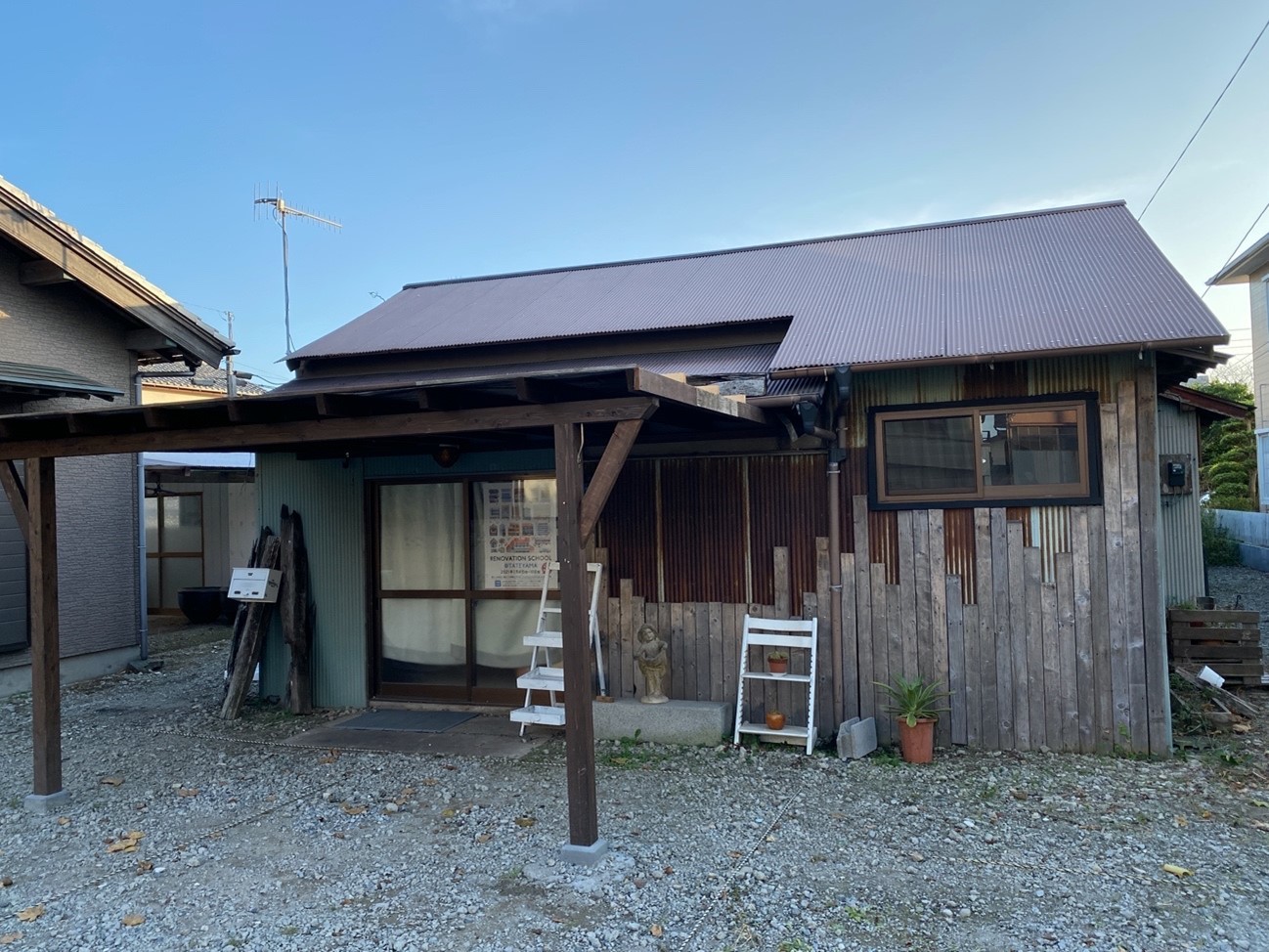 tu.ne.Hostelの横の敷地にある元飲食店。立ち食い蕎麦屋の開業に向け、DIY工事が進んでいた