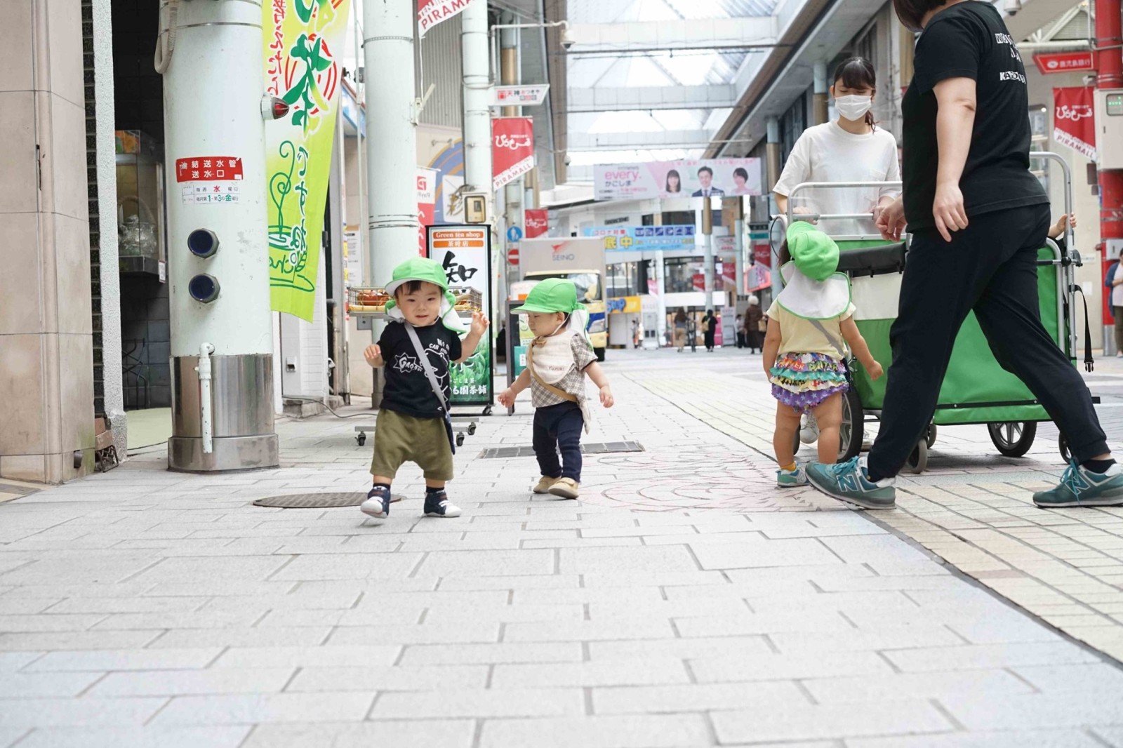 商店街を歩く園児