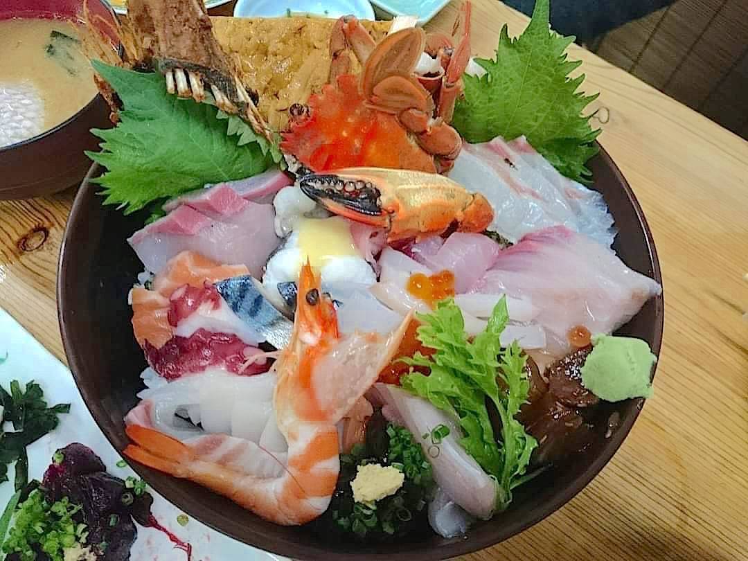 刺し盛り？いえ、海鮮丼です。 下関の奇跡「おかもと丼」