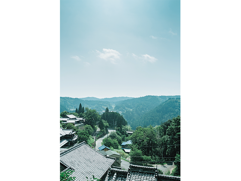 建設中の宿からの眺め。山々に寄り添い暮らす地域の人々の生活を、体感することもできる。