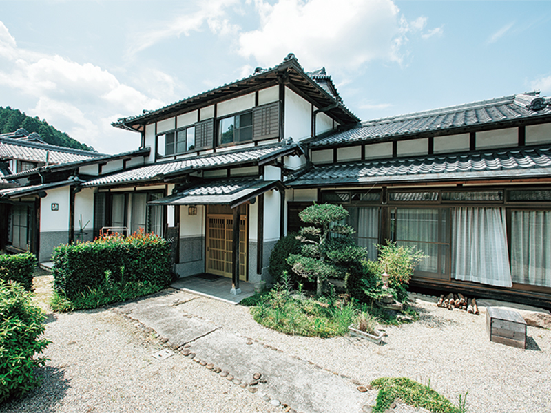 志歩さんたちが住むシェアハウスは、村内の立派な一軒家！　地域の人たちとホームパーティを開くことも多い。