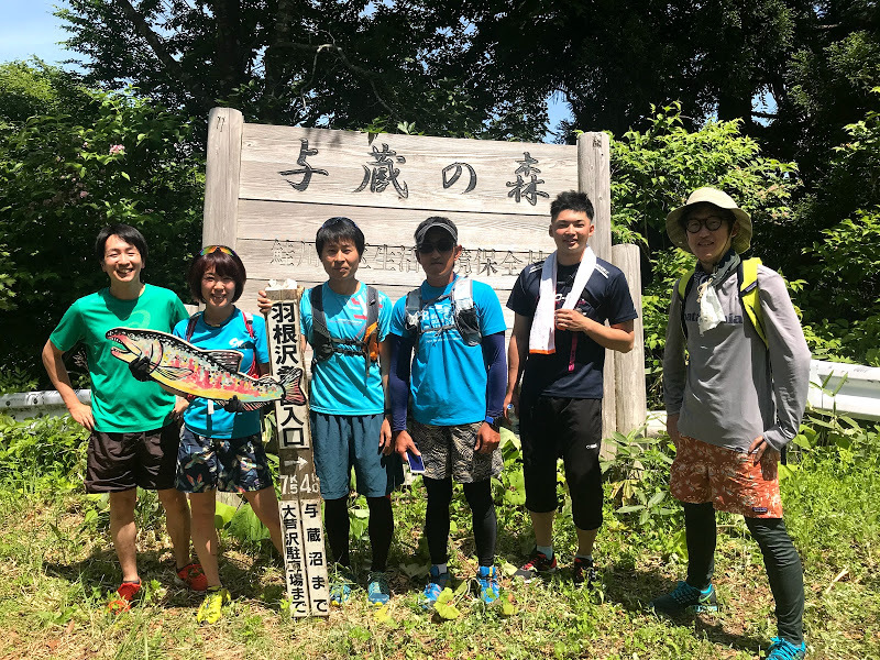 鮭川村で行っているローカルトレイルランニングチームメンバーと一緒に活動している様子