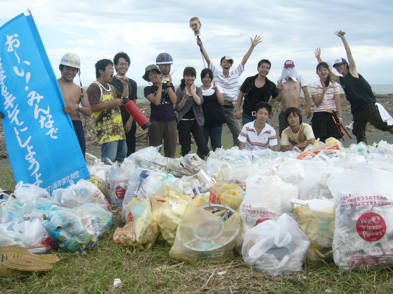 松並さんが大学時代に海岸清掃を行っていた様子。台風で大量のゴミが上がった日も、とにかく楽しみながら続けていた。