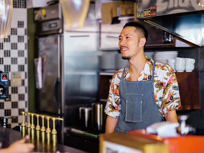 『STAND CHAI ME.』の会場は、気軽に話せる狭さであることもポイント。どういうスパイスを使っているか、どういうところにこだわっているかを伝えるようにしている。