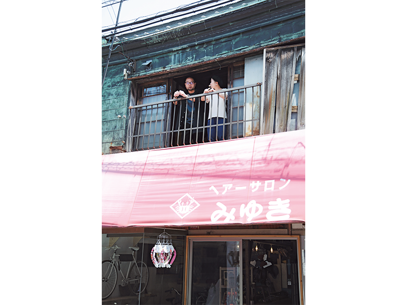 ハセガワさん（左）と冨樫さんがいるのは、鳩の街通り商店街にオープンした『伝所鳩』。『すみだの仕事』から派生したお店だ。