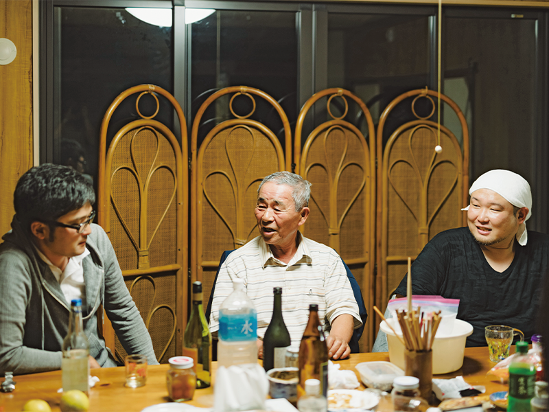 実行委員会終了後、『TOKAIYA』で飲んだ島民の河辺さん（写真中央）は谷口さんを「宗像の風雲児」と笑顔で呼ぶ。