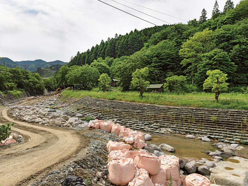 キャンプ場の中を流れる笠原川。写真に写る右岸には当時『お茶の里公園きのこ村キャンプ場』があった。