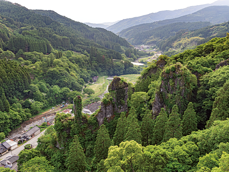 川を挟んだ向かい側には、集落や霊巌寺の奇岩の眺めが広がる。