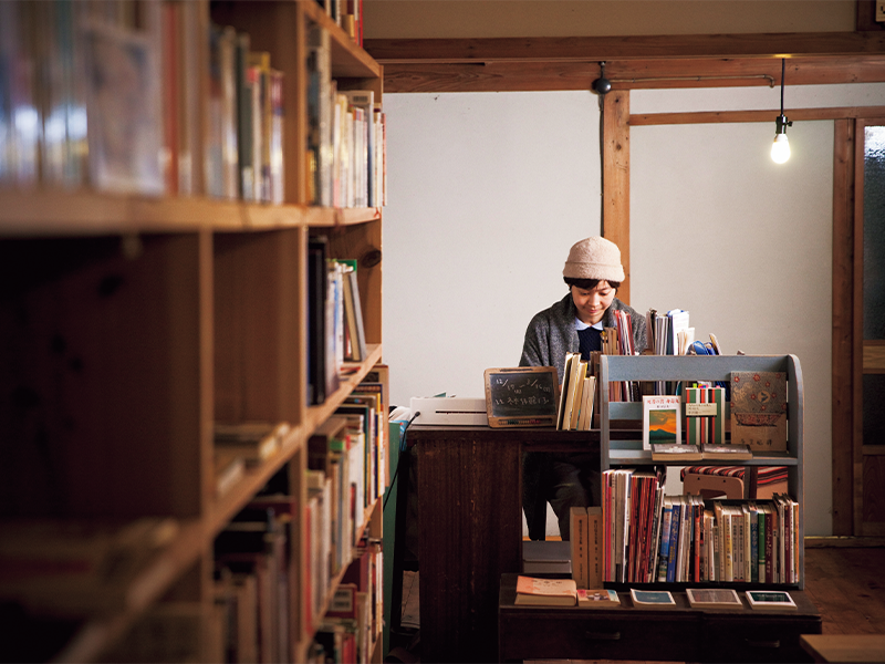 海青子さんは図書館司書として、いつもこの席で訪れる人を迎える。机は、海青子さんのおじいさんのお下がり。