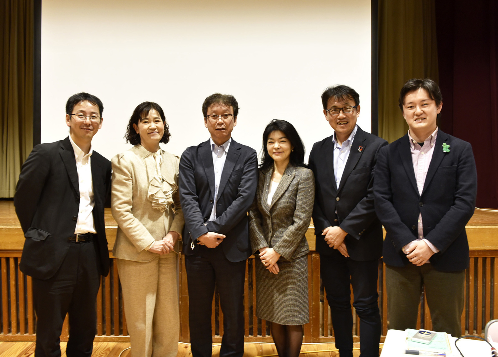 左から青山敦士さん、玉沖仁美さん、青山富寿生さん、十枝裕美子さん、伊藤真人さん、午前中に登壇した加藤遼さん。