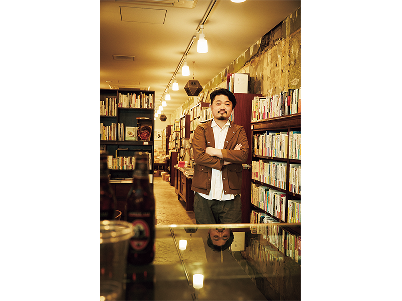 東京・下北沢にある『本屋 B&B』店内に立つ内沼晋太郎さん。「これからの街の本屋」を目指して2012年に開業した。