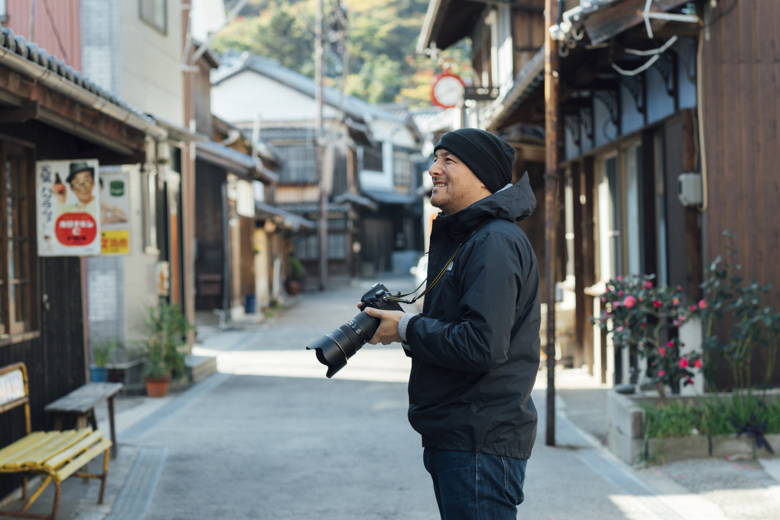 写真を撮影するトムさん