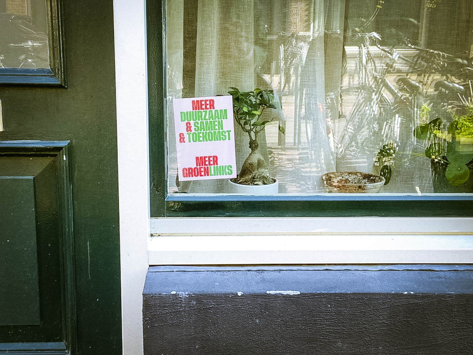 家の窓に支持政党のポスターを貼るのも普通らしい。
