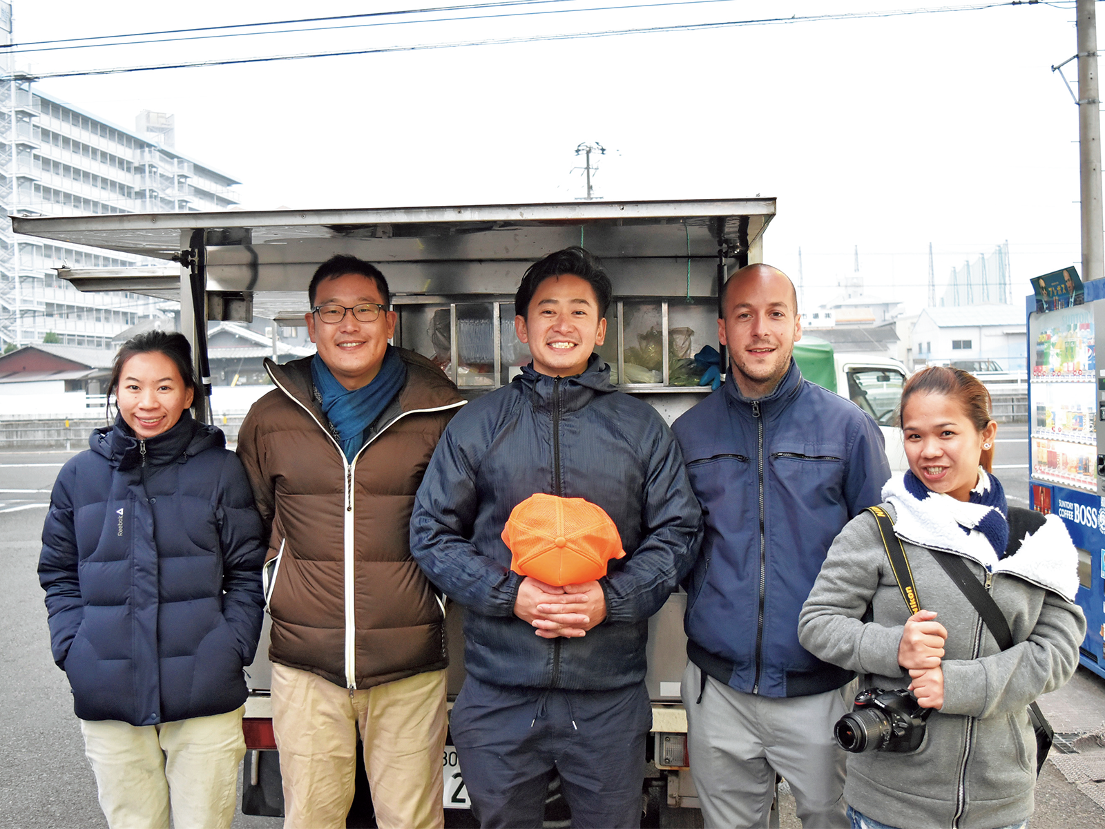 魚屋さんの川越さんが案内する「いただきさんと巡る市場ツアー」。学んだ英語を活かす活動も支援。