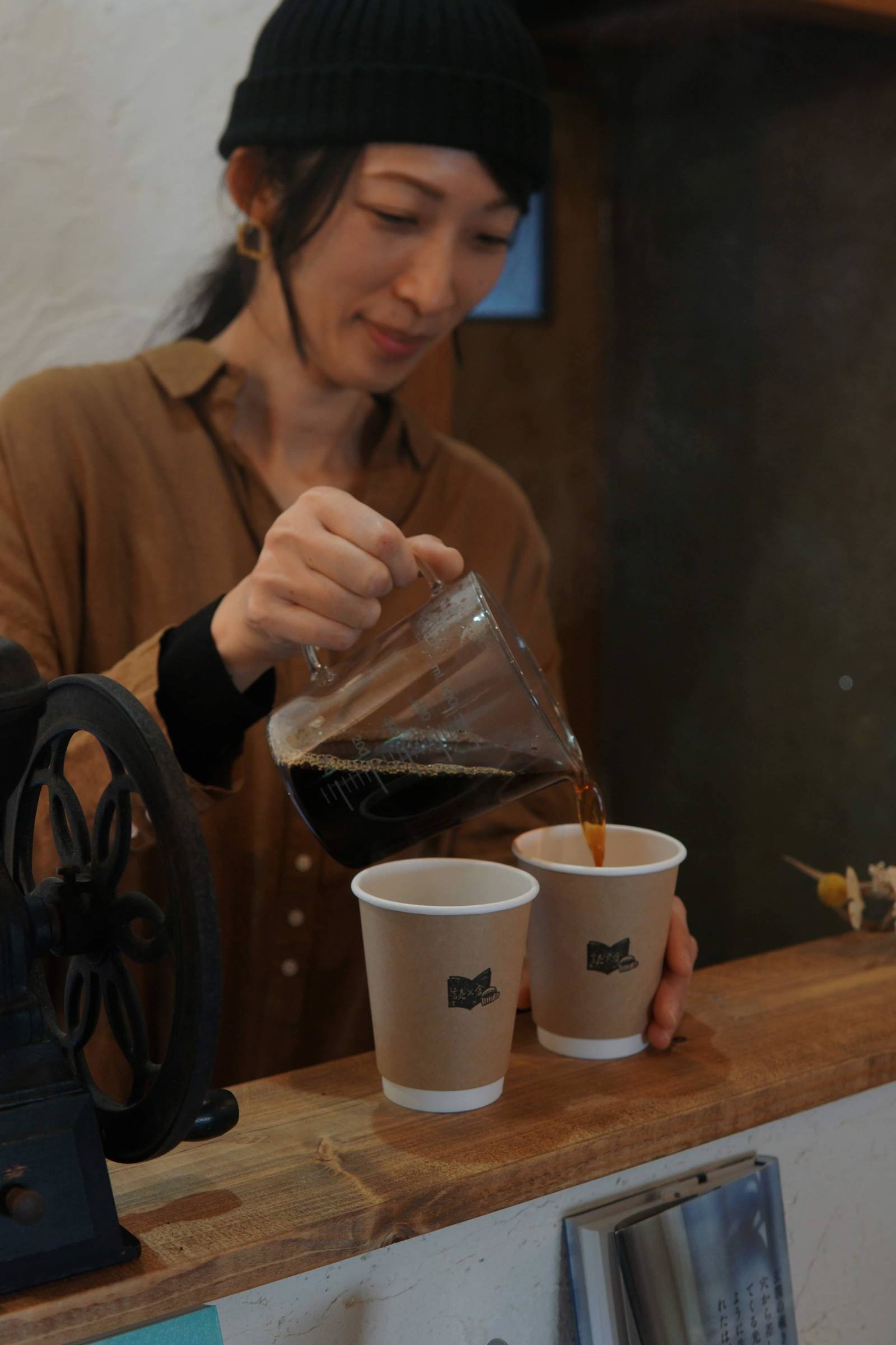 コーヒーを入れる店主の新居萌美さん