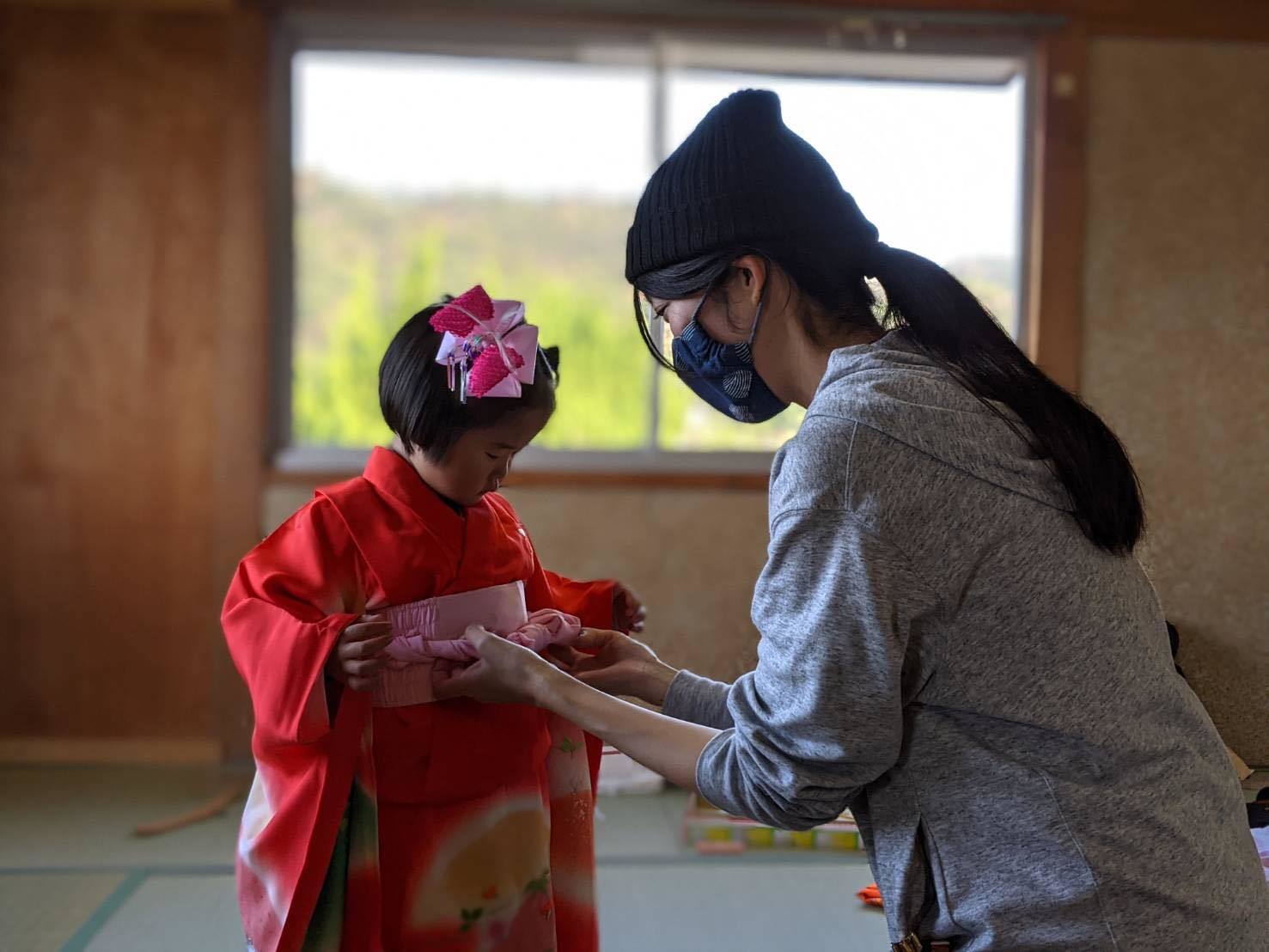 着物を着付中の新居萌美さん