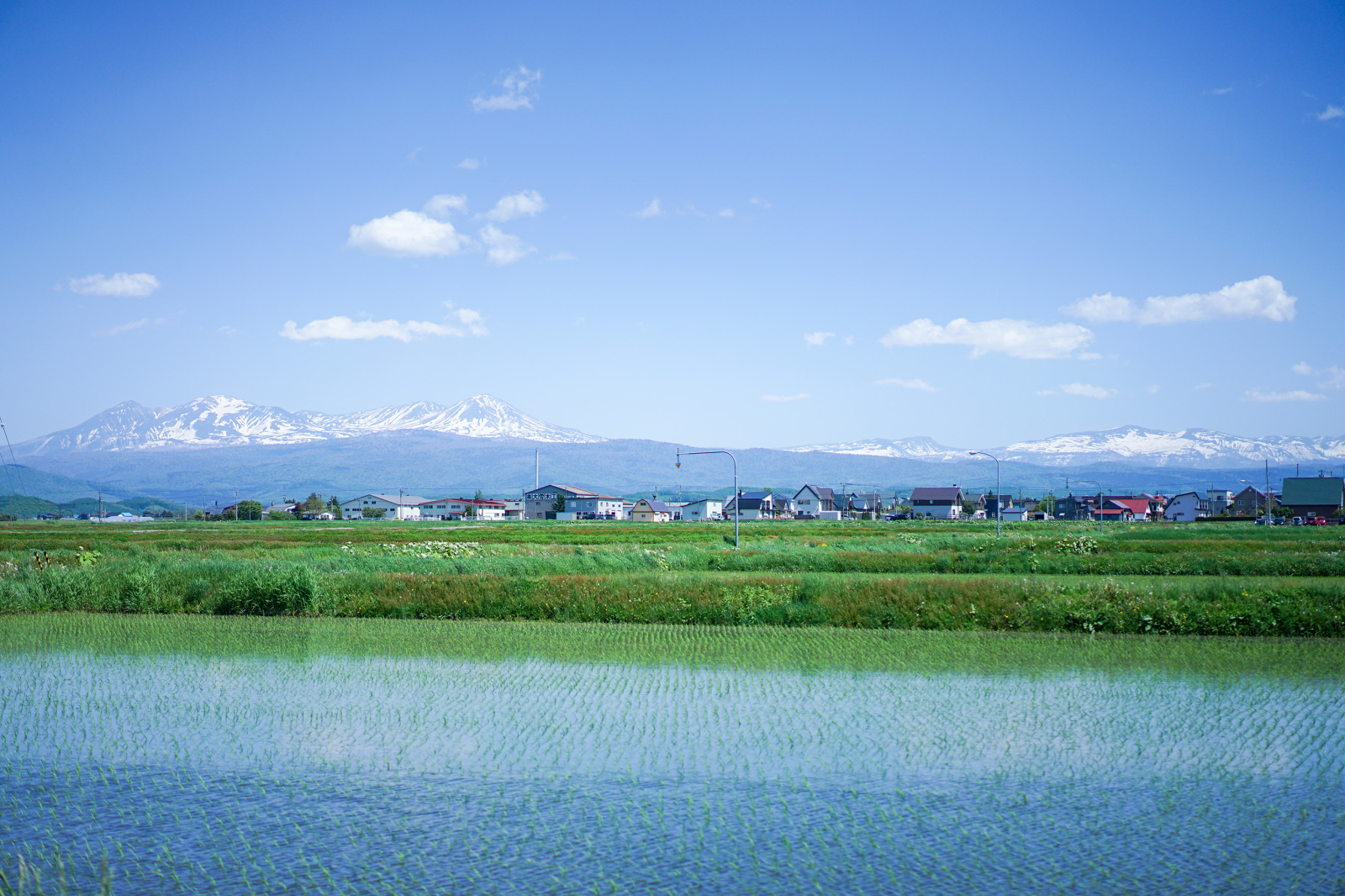 大雪山が蓄えた雪解け水による地下水で全世帯が生活をする。