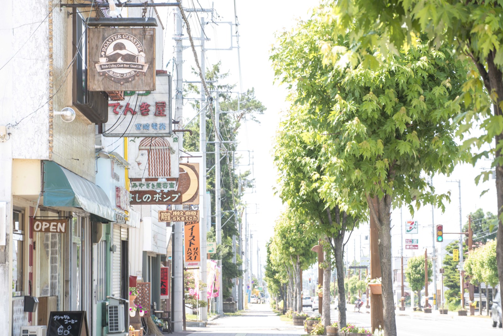 町内には暮らしを支え、彩ってくれる個性豊かな店が数多くある。