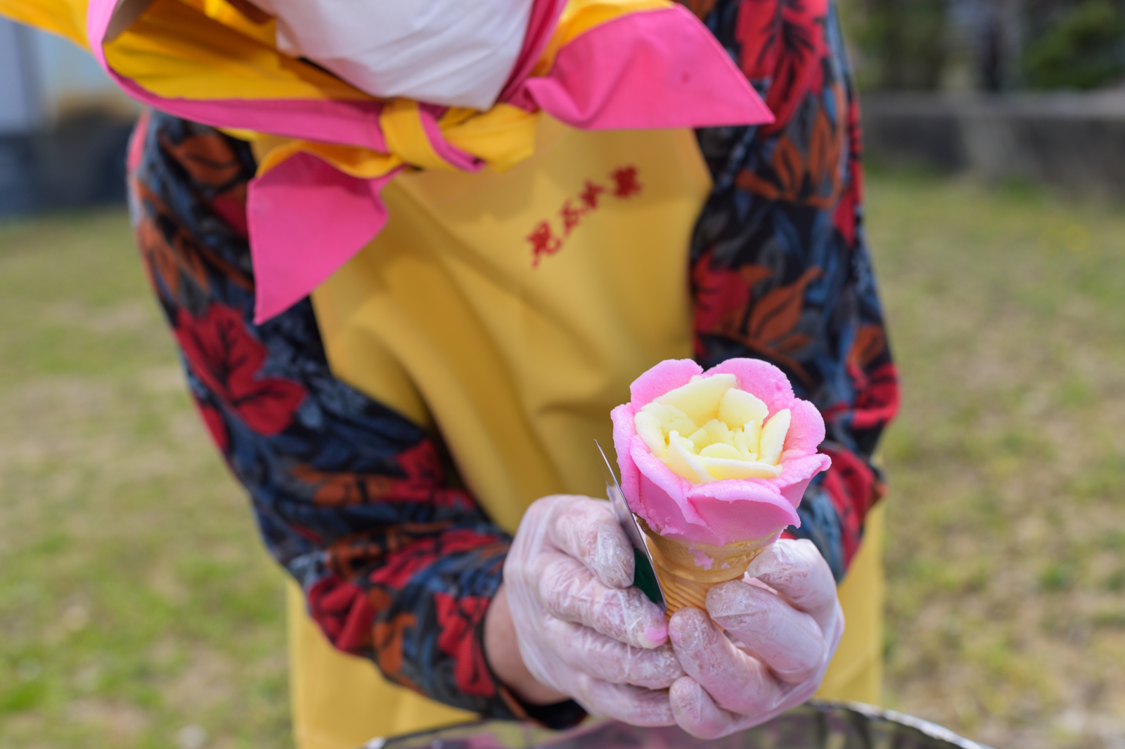 アイスを差し出す売り子さん