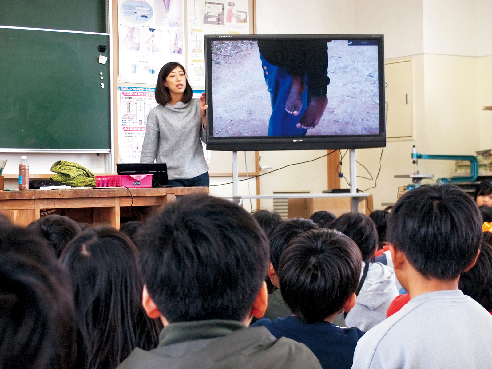 千葉市立大森小学校で行われた、「スマイル アフリカ プロジェクト」製作の映像資料を使った環境授業。