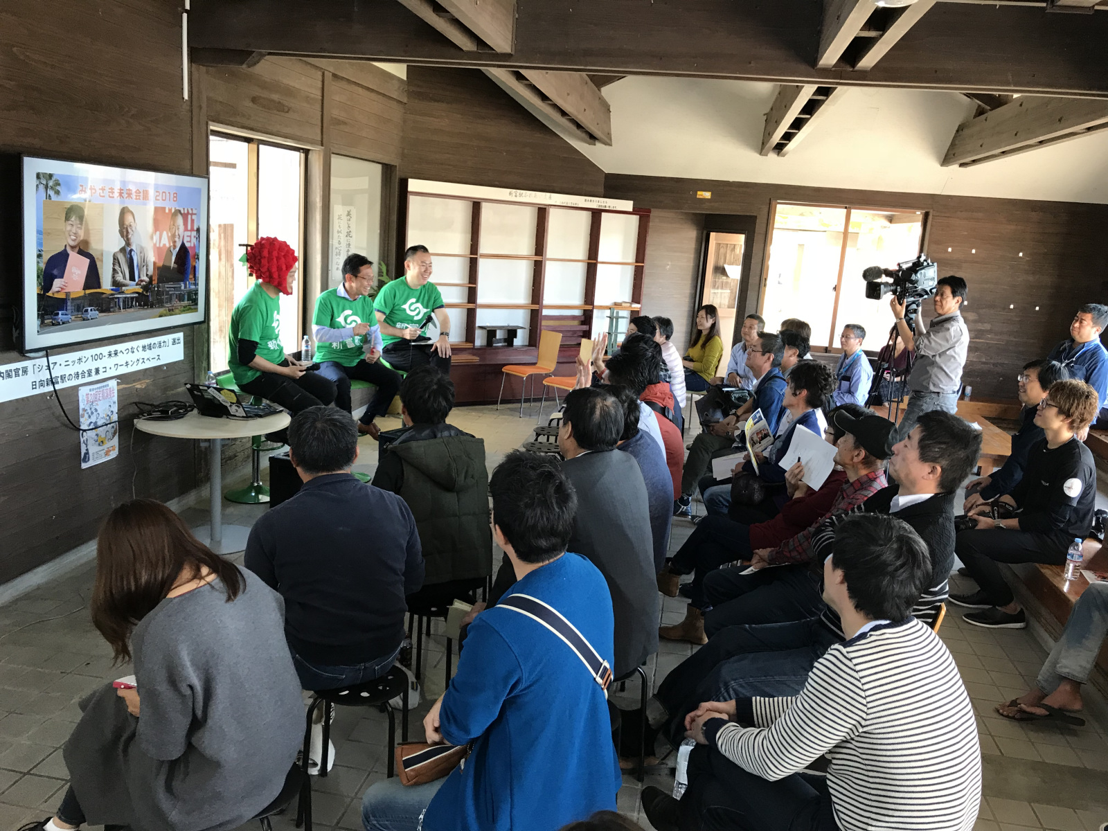 JR日向新富駅の待合室で実施したトークイベント。その面白さからテレビ取材も入ってくださいました。