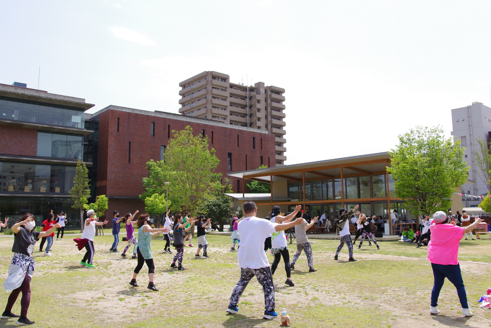 芝生の広場を活用したダンス教室の様子。