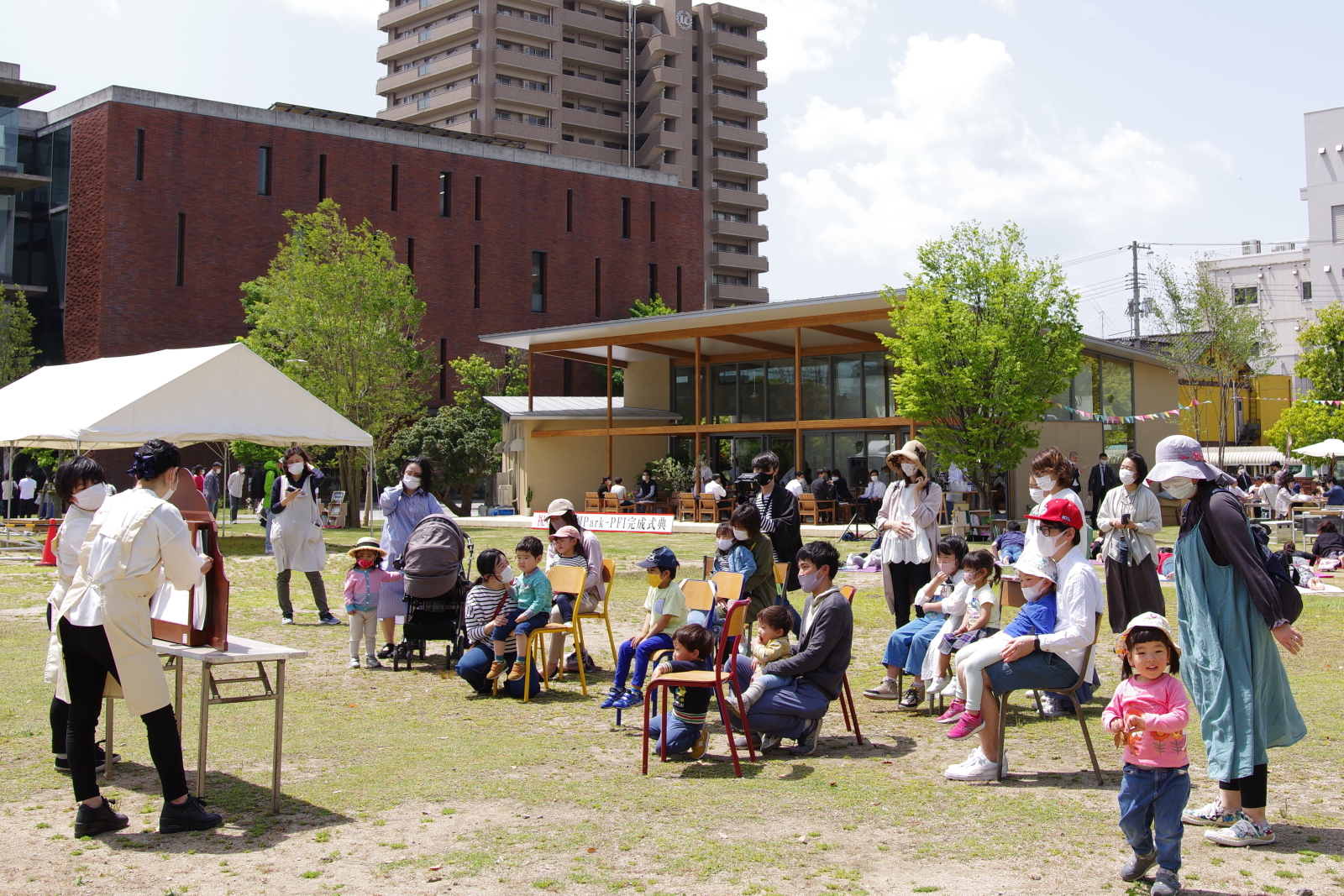 隣接する市立図書館が主催した紙芝居イベント。